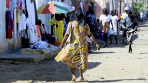 Comerciantes e populares numa rua do distrito urbano do Palanca, município do Kilamba Kiaxi, em Luanda, onde grande parte da comunidade congolesa em Angola reside há décadas, e aí mesmo buscam o seu ganha-pão, que vai desde a venda de refeições diversas e bebidas em bares na berma das estradas, bem como roupa usada, material elétrico, de construção e outros, em Luanda, Angola, 09 de janeiro de 2024. Perto de cinco milhões de congoleses da República Democrática do Congo (RDCongo) vivem em Angola, segundo estimativas dos líderes da comunidade em Angola, maioritariamente dedicados ao comércio a grosso de retalho de produtos diversos, sobretudo no mercado informal. (ACOMPANHA TEXTO DA LUSA DO DIA 14 DE JANEIRO DE 2024). AMPE ROGÉRIO/LUSA