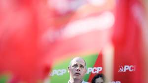 O secretário-geral do Partido Comunista Português (PCP), Paulo Raimundo, intervém durante a Festa da Juventude "Mais Abril", no miradouro de São Pedro de Alcântara, em Lisboa, 13 de abril de 2024. ANTÓNIO PEDRO SANTOS/LUSA