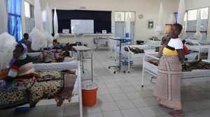 Mães e bebés aguardam por observação médica no hospital de Mocímboa da Praia, Cabo Delgado, norte de Moçambique, 26 de junho de 2023. Há residentes de etnia maconde que já rumaram a Mueda, no planalto de Cabo Delgado, “para plantar milho”, mas o que os muânis como Assumane sabem fazer é plantar arroz nos campos de Auasse, ali perto de Mocímboa de Praia. (acompanha texto de 26 de junho de 2023). LUÍS FONSECA/LUSA