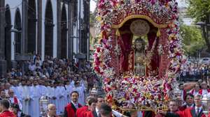Procissão da mudança da imagem do Senhor Santo Cristo dos Milagres presidida pelo bispo de Angra do Heroismo, D. Armando Esteves Domingues, em Ponta Delgada na Ilha de São Miguel, 13 de maio de 2023. EDUARDO COSTA/LUSA