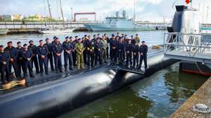 O Chefe do Estado Maior da Armada (CEMA), Almirante Gouveia e Melo, posa para a foto durante a cerimónia da largada do Submarino Arpão para a Operação Brilliant Shield da NATO. Durante a missão, o submarino português terá oportunidade de navegar por baixo do gelo Ártico, possível com o apoio das Marinhas congéneres do Canadá, Dinamarca e Estados Unidos, que decorreu na Base Naval de Lisboa, no Alfeite, Almada, 03 de abril  de 2024. ANTÓNIO COTRIM/LUSA