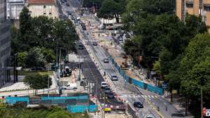 A construção do 'metrobus' do Porto avança na Avenida da Boavista e até já levantou velhos carris do elétrico, num esforço de uniformização daquela 'artéria' da cidade, apesar de não incluir uma ciclovia em toda a sua extensão, Porto, 21 de julho de 2023. O novo serviço da Metro do Porto ligará a Casa da Música à Praça do Império (em 12 minutos) e à Anémona (em 17) em junho de 2024 com recurso a autocarros a hidrogénio, circulando em via dedicada na Avenida da Boavista e em convivência com os automóveis na Avenida Marechal Gomes da Costa. (ACOMPANHA TEXTO DE 22-07-2023) JOSÉ COELHO/LUSA