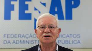 O secretário-geral da Federação de Sindicatos da Administração Pública (FESAP), José Abraão (C), intervém na conferência de imprensa sobre o "reinício urgente dos processos negociais na Administração Pública e assim ir ao encontro das legítimas expectativas criadas junto dos trabalhadores", em Lisboa, 16 de abril de 2024. ANTÓNIO COTRIM/LUSA