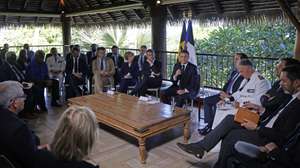 epa11361794 French President Emmanuel Macron (C) meets with New Caledonia's elected officials and local representatives at the French High Commissioner Louis Le Franc's residence in Noumea, France's Pacific territory of New Caledonia on 23 May 2024. The President's trip comes on the heels of military evacuation flights for Australians and New Zealanders from the small Magenta domestic airport in New Caledonia's capital Noumea, which touched down in Brisbane and Auckland in the evening of 21 May.  EPA/LUDOVIC MARIN / POOL  MAXPPP OUT