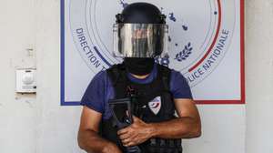 epa11362008 A member of police stands guard ahead of the arrival of French President Emmanuel Macron at the central police station in Noumea, France's Pacific territory of New Caledonia, 23 May 2024. Macron flew to France's Pacific territory of New Caledonia aiming to defuse a crisis after nine days of riots that have killed six people and injured hundreds.  EPA/LUDOVIC MARIN / POOL MAXPPP OUT