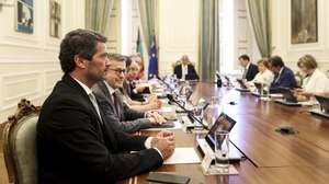 O presidente do partido Chega, André Ventura (E), ladeado pelo presidente da Câmara Municipal de Lisboa, Carlos Moedas (2-E), durante a reunião do Conselho de Estado, para analisar a situação da Ucrânia, na sequência da conferência de paz na Suíça e dias depois da Cimeira da NATO em Washington, Palácio de Belém, Lisboa, 15 de julho de 2024. FILIPE AMORIM/LUSA