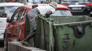 Uma criança cata o lixo de um contentor numa rua em Luanda, Angola, 03 de junho de 2024. Engraxar sapatos ou catar lixo em contentores são atividades onde estão mergulhadas centenas de “candengues” (crianças) em idade escolar que deambulam em pequenos grupos pelas ruas da capital angolana. (ACOMPANHA TEXTO DA LUSA DO DIA 10 DE JUNHO DE 2024). AMPE ROGÉRIO/LUSA
