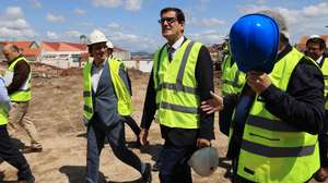 O presidente da Câmara Municipal do Porto, Rui Moreira (C), visita a obra de reabilitação em curso na Ilha da Lomba, no Porto, 22 de maio de 2024. O investimento na recuperação deste aglomerado habitacional ultrapassa os oito milhões de euros, contempla 47 fogos com tipologias desde T1, T2 e T3, e é feito ao abrigo do Plano de Recuperação e Resiliência (PRR). ESTELA SILVA/LUSA