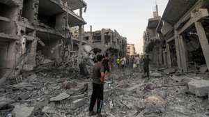 epa11531835 Palestinians inspect damaged houses following an Israeli air strike in the west of Deir Al Balah town, Gaza Strip, 06 August 2024. More than 39,500 Palestinians and over 1,400 Israelis have been killed, according to the Palestinian Health Ministry and the Israel Defense Forces (IDF), since Hamas militants launched an attack against Israel from the Gaza Strip on 07 October 2023, and the Israeli operations in Gaza and the West Bank which followed it.  EPA/MOHAMMED SABER