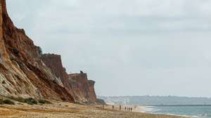 Zona da praia da Falésia, onde vai ser construída a estação de dessalinização de água do mar do Algarve, que hoje foi contestada em conferência de imprensa conjunta com o movimento ambiental "Amar o Mar", o grupo de Estrangeiros/Foreigners Algarve, proprietários dos terrenos onde está prevista a construção da estação de dessalinização, e a Plataforma da Água Sustentável, em Albufeira, 07 de fevereiro de 2024. LUÍS FORRA/LUSA