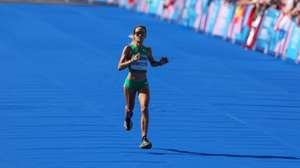 A corredora Susana Santos, no final da prova da Maratona, a contar para os Jogos Olímpicos de Paris, que terminam hoje, em Paris, França, 11 de agosto de 2024. JOSÉ SENA GOULÃO/LUSA