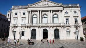 Turistas caminham em frente à Câmara Municipal de Lisboa, em Lisboa, 06 de agosto de 2024. Baixa. Turismo. Paços do Concelho. CML. ANTÓNIO PEDRO SANTOS/LUSA