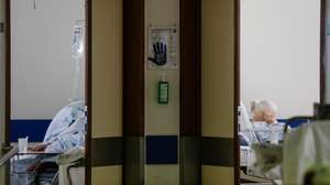 Pacientes hospitalizados na Área de Medicina 2 do Hospital Santa Maria em Lisboa, 27 de outubro de 2020. A urgência dedicada aos casos suspeitos de covid-19 do Hospital Santa Maria, em Lisboa, reflete a evolução da pandemia em Portugal com doentes a avolumarem-se à porta para realizar o teste e no interior a capacidade quase esgotada. O medo de perder o emprego leva muitos doentes com covid-19 a esconderem que estão infetados e a continuar a trabalhar, disseminando a doença que, nesta fase, começa a ser um caso também social e que leva a muitos internamentos no Santa Maria. (ACOMPANHA TEXTO DA LUSA DE 30 DE OUTUBRO DE 2020) TIAGO PETINGA/LUSA
