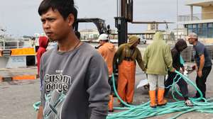 Zeham, 24 anos, pescador indonésio, chegou a Portugal em 2021, logo depois de terminar a sua formação profissional, na sua terra, Pangandaran, na ilha de Java, trabalha em embarcações de pesca portuguesas, no Porto de Pesca de Peniche, 22 de agosto de 2024. A língua indonésia ‘bahasa’ é cada vez mais comum nos portos de pesca portugueses, misturando sotaques e experiências de um setor que resiste graças à mão-de-obra estrangeira. (ACOMPANHA TEXTO DA LUSA DO DIA 24 DE AGOSTO DE 2024). MANUEL DE ALMEIDA/LUSA