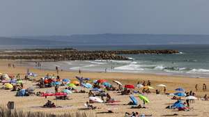 A ministra do Ambiente e Energia, Maria da Graça Carvalho e a presidente da Câmara Municipal de Almada, Inês de Medeiros (ausentes na fotografia), visitam projetos realizados no âmbito da proteção costeira (ReDuna) Praia de São João, Costa da Caparica. ANTÓNIO COTRIM/LUSA