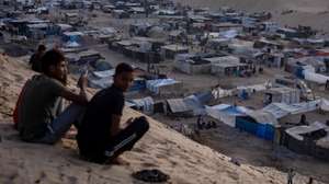epaselect epa11564739 Displaced Palestinians who fled their homes due to Israeli airstrikes and evacuation orders take shelter in a tent camp in Khan Younis camp, southern Gaza Strip, 25 August 2024. Since 07 October 2023, up to 1.7 million people, or more than 75 percent of the population, have been displaced throughout the Gaza Strip, some more than once, in search of safety, according to the United Nations Relief and Works Agency for Palestine Refugees in the Near East (UNRWA), which added that the Palestinian enclave is 'on the brink of famine', with 1.1 million people (half of its population) 'experiencing catastrophic food insecurity' due to the conflict and restrictions on humanitarian access.  EPA/HAITHAM IMAD
