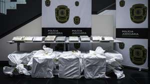 Mais de 6,5 toneladas de cocaína apreendida pela Polícia Judiciária na operação 'Tártaro', que entrou em território nacional por via marítima, num armazém da região centro, no edifício Sede da PJ, em Lisboa, 30 de agosto de 2024. RODRIGO ANTUNES/LUSA
