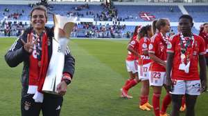 A treinadora do Benfica, Filipa Patão, celebra a conquista da Taça da Liga feminina de futebol contra o Sporting, disputado no  Estádio do Restelo, em Lisboa, 01 de maio de 2024. O Benfica venceu quatro das cinco edições da Taça da Liga feminina, juntando o título hoje conseguido aos obtidos em 2019/20, 2020/21 e 2022/23, enquanto em 2021/22 foi o Sporting de Braga que triunfou, numa final frente às ‘encarnadas’. ANTÓNIO COTRIM/LUSA