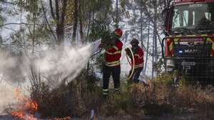 Bombeiros combatem o incêndio na zona de Belverde, freguesia da Amora, concelho do Seixal, 11 de setembro de 2024. Segundo o ‘site’ da Autoridade Nacional de Emergência e Proteção Civil, pelas 16:10 encontravam-se no local 355 operacionais, apoiados por 102 meios terrestres e 11 meios aéreos. FILIPE AMORIM/ LUSA