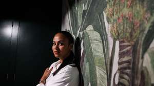 A cantora cabo-verdiana, Mayra Andrade, posa para a fotografia no decorrer de uma entrevista à agência Lusa sobre o seu novo álbum num hotel de Lisboa, 19 de setembro de 2024. O novo álbum de Mayra Andrade apresenta as suas composições vestidas apenas com voz e violão, revelando uma cantora comprometida com causas e grata pela multiculturalidade de Lisboa, onde vive, sem deixar de se sentir, ela própria, Cabo Verde. (ACOMPANHA TEXTO DA LUSA DO DIA 22 DE SETEMBRO DE 2024). TIAGO PETINGA/LUSA