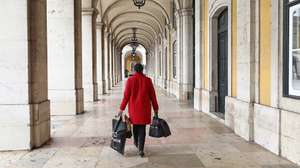 Uma mulher circula pela Baixa de Lisboa com as suas compras de Natal, antes do recolher obrigatório do estado de emergência, no âmbito das medidas de contenção da covid-19, em Lisboa, 19 de dezembro de 2020. No fim-de-semana os estabelecimentos comerciais apenas podem funcionar entre as 08:00 e as 13:00 nos concelhos classificados como de risco “extremamente elevado” e “muito elevado”, medida imposta pelo estado de emergência que estará em vigor até às 23:59 de 23 de dezembro. ANTÓNIO PEDRO SANTOS/LUSA
