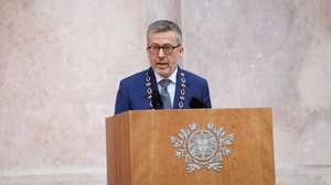 O presidente da Câmara Municipal de Lisboa, Carlos Moedas, intervém durante as comemorações oficiais do Dia da Implantação da República Portuguesa, nos Paços do Concelho, em Lisboa, 05 de outubro de 2024. A Implantação da República Portuguesa foi o resultado de uma revolução organizada pelo Partido Republicano Português, que destituiu a monarquia constitucional e implantou um regime republicano em Portugal. ANTÓNIO PEDRO SANTOS/LUSA