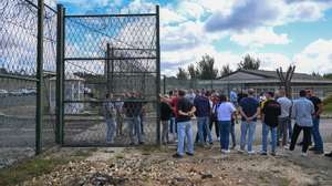 Guardas prisionais concentram-se frente à cadeia de Vale de Judeus, na sequência de uma convocatória do Sindicato Nacional do Corpo da Guarda Prisional (SNCGP), depois da fuga de cinco reclusos do Estabelecimento Prisional de Vale de Judeus a 07 de setembro,  com o principal objetivo de demonstrar a união e a força do Corpo da Guarda Prisional &quot;numa altura em que, pelas piores razões, todas as denúncias e reivindicações da direção do SNCGP nos últimos 4 anos estão finalmente a ser ouvidas, nomeadamente pela ministra da Justiça&quot;, em Vale de Judeus, Azambuja, 07 de outubro de 2024. CARLOS BARROSO/LUSA