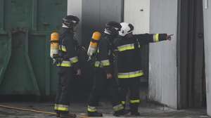 Bombeiros combatem incêndio em fábrica de plástico Compogal Indústria de Polímeros, SA, na zona urbana de Leiria, 02 de novembro de 2023. PAULO CUNHA/LUSA