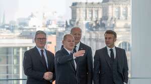 epa11666751 (L-R) British Prime Minister Keir Starmer, German Chancellor Olaf Scholz, US President Joe Biden and French President Emmanuel Macron attend a joint meeting in front of the Reichstag Building in Berlin, Germany, 18 October 2024. Biden is on a visit to Germany from 17 to 18 October 2024 to attend an Order of Merit ceremony and meet with the German chancellor, British prime minister, and French president.  EPA/CHRIS EMIL JANSSEN / POOL