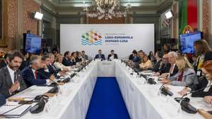 O primeiro-ministro de Portugal, Luís Montenegro (C-D), acompanhado pelo presidente do Governo de Espanha, Pedro Sanchez (C-E), no início da sessão plenária da XXXV Cimeira Luso-Espanhola, no Palácio Fialho, em Faro, 23 de outubro de 2024. (POOL) JOSÉ SENA GOULÃO/LUSA