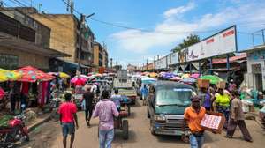 Quotidiano no mercado Xipamanine em Maputo, Moçambique, 30 de outubro de 2024. Num movimento de uma manhã atípica dezenas de pessoas tentam comprar o máximo de alimentos que podem para enfrentar os “sete dias difíceis” que se esperam em Moçambique com a previsão de novas manifestações contra os resultados eleitorais. LUÍSA NHANTUMBO/LUSA