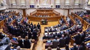 Deputados votam sobre se a sessão plenária deve continuar ou não devido aos cartazes pendurados pelo Chega no exterior da Assembleia da República, durante a sessão plenária de votação do Orçamento de Estado 2025, 29 de novembro de 2024. A sessão plenária de hoje foi marcada por um protesto, que incluiu a colação de tarjas nas janelas. da Assembleia da República, contra a aprovação ontem no parlamento do fim do corte de 5% nos salários dos titulares de cargos públicos. JOSÉ SENA GOULÃO/LUSA