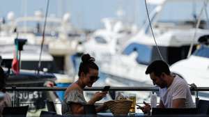 Turistas almoçam na marina de Vilamoura, 19 de maio de 2021. Dando início aos planos de retomada do turismo, Portugal passou a permitir na segunda - feira, 17 de maio, viagens não essenciais do Reino Unido e de países da União Europeia, o que fez com que muitos turistas se deslocassem de férias para o Algarve.   (ACOMPANHA TEXTO) LUÍS FORRA/LUSA