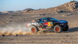epa11807431 Spanish driver Carlos Sainz and co-driver Lucas Cruz drive their Ford M-Spor during the second stage of the 2025 Dakar Rally, in Bisha, Saudi Arabia, 05 January 2025.  EPA/Gerard Laurenssen