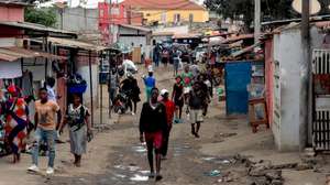 Pracinha do Bairro da Madeira no municipio da Maianga, Luanda, Angola, 11 de novembro de 2024. Prestes a celebrar o seu 50.º aniversário de independência, a 11 de novembro do próximo ano, Angola está “à toa” e com poucos motivos para comemorar, desabafaram hoje angolanos ouvidos pela Lusa nas ruas de Luanda. (ACOMPANHA TEXTO) AMPE ROGÉRIO/LUSA