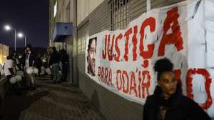 Familiares e amigos de Odair Moniz, cidadão cabo-verdiano baleado por um agente da Polícia de Segurança Pública (PSP) na madrugada de segunda-feira no Bairro da Cova da Moura, prestam a sua homenagem durante uma vigília promovida pelo movimento Vida Justa, uma semana após a sua morte, no Bairro do Zambujal, na Amadora, 28 de outubro de 2024. ANTÓNIO PEDRO SANTOS/LUSA