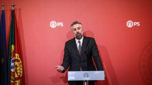O secretário-geral do Partido Socialista (PS), Pedro Nuno Santos, durante uma reunião com a Associação Acreditar – Associação de Pais e Amigos de Crianças com Cancro, na Sede Nacional do PS, em Lisboa, 3 de fevereiro de 2025.  ANDRÉ KOSTERS/LUSA