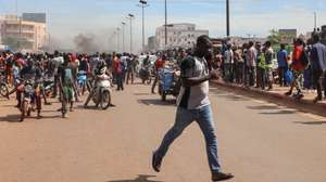 epa11609789 Local residents react near the site of an attack in Bamako, Mali, 17 September 2024. According to the General Staff of the Armed Forces, a group of terrorists attempted to infiltrate the Feladie gendarmerie school on the outskirts of the capital early on 17 September morning. The military government of Mali has been fighting rebel groups since taking power in a coup in 2021.  EPA/HADAMA DIAKITE