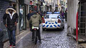 Um carro patrulha da Polícia de Segurança Pública na Rua do Benformoso, em Lisboa, 11 de janeiro de 2025. JOSÉ SENA GOULÃO/LUSA