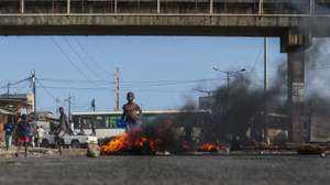 Populares bloquearam hoje uma das principais avenidas de acesso a diversos bairros de Maputo, protestando contra disparos da polícia à caravana do político Venâncio Mondlane, no dia em que se assinou um acordo para travar a crise pós-eleitoral, Maputo, Moçambique, 05 de março de 2025. ESTÊVÃO CHAVISSO/LUSA