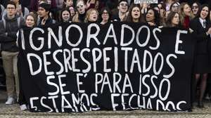 Estudantes gritam palavras de ordem durante uma manifestação de estudantes da Faculdade de Direito da Universidade de Lisboa, em protesto pela alteração ao Regulamento de Avaliação, nomeadamente a eliminação de uma época de avaliação, o "fim das frequências", aprovado pelo Conselho Pedagógico da Faculdade, na Faculdade de Direito da Universidade de Lisboa, em Lisboa, 06 de março de 2025. JOSÉ SENA GOULÃO/LUSA