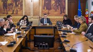 O presidente da Comissão Parlamentar de Inquérito - Verificação da Legalidade e da Conduta dos Responsáveis Políticos Alegadamente Envolvidos na Prestação de Cuidados de Saúde a duas Crianças (Gémeas) Tratadas Com o Medicamento Zolgensma, Rui Paulo Sousa (C), dirige os trabalhos durante a audição do antigo secretário de Estado da Saúde, António Lacerda Sales (ausente da foto), na Assembleia da República, em Lisboa, 24 de janeiro de 2025. JOSÉ SENA GOULÃO/LUSA