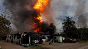 epa12002132 Houses are on fire near a massive gas pipeline fire in Puchong, outside Kuala Lumpur, Malaysia, 01 April 2025. 'The fire involves a Petronas gas pipeline leak, with an estimated 500m of the pipeline engulfed in flames,' the Selangor Fire and Rescue Department assistant director (operations) Ahmad Mukhlis Mukhtar said in a statement.  EPA/FAZRY ISMAIL