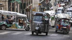 Veículos 'tuk-tuk' circulam pela zona histórica da cidade de Lisboa, 10 de abril de 2025. Em Lisboa, a circulação e o estacionamento dos ‘tuk-tuk’ passaram a ter zonas de restrição desde 01 de abril, com a proibição de passagem em 337 ruas da capital, na sequência de um despacho da Câmara Municipal. (ACOMPANHA TEXTO DA LUSA DO DIA 11 DE ABRIL DE 2025). TIAGO PETINGA/LUSA