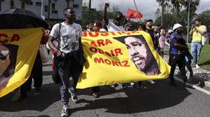 Manifestantes durante a Marcha da Cova da Moura ao bairro do Zambujal - Justiça para Odair Moniz e todas as vítimas de violência policial, Amadora, 12 de abril de 2025. MIGUEL A. LOPES/LUSA