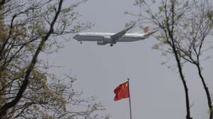 epa12034262 An Air China Boeing airplane approaches Beijing Capital International Airport in Beijing, China, 16 April 2025.  EPA/ANDRES MARTINEZ CASARES