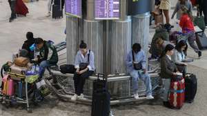 A maior parte dos controles de embarque do aeroporto Humberto Delgado em Lisboa, está a funcionar, registando-se às 10h00, dez voos cancelados e uma longa fila para a recuperação de bagagem perdida, 29 de abril de 2025. TIAGO PETINGA/LUSA