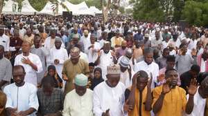 epa11999476 Muslims pray during the Durbar Festival, an ancient Hausa Kingdom's cultural, religious and equestrian festival, which coincides with Eid al-Fitr, in Ilorin, Kwara State, Nigeria, 30 March 2025. The Islamic holiday of Eid Al-Fitr marks the end of Ramadan and is celebrated during the first three days of Shawwal, the 10th month of the Islamic calendar.  EPA/EMMANUEL ADEGBOYE