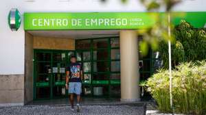 Um homem à entrada para um Centro de Emprego, em Lisboa, 12 de agosto de 2024. Trabalho. Emprego. Desemprego. ANTÓNIO PEDRO SANTOS/LUSA
