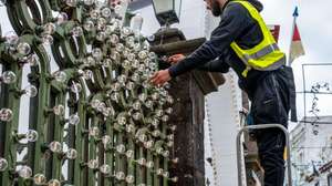 No Campo de São Francisco, “coração” das Festas do Santo Cristo, em Ponta Delgada, fazem-se os últimos preparativos, testam-se milhares de lâmpadas, os comerciantes desdobram-se e os peregrinos aglomeram-se junto ao Santuário, mantendo viva a fé, Ponta Delgada, Açores, 21 de maio de 2025. As Festas do Santo Cristo dos Milagres começam na sexta-feira, em Ponta Delgada, tendo como um dos pontos altos a procissão que, no próximo domingo, percorre as ruas da cidade, cortejo que se realiza desde 1700. (ACOMPANHA TEXTO DE 22 DE MAIO DE 2025). EDUARDO COSTA/LUSA